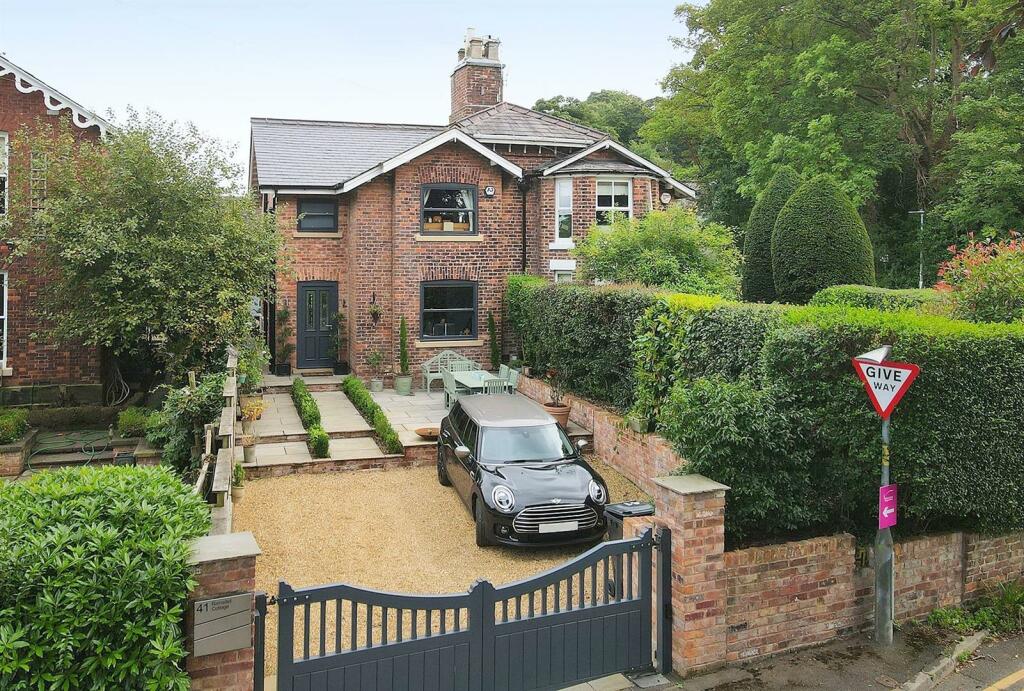 3 bedroom semidetached house for sale in Trafford Road, Alderley Edge, SK9