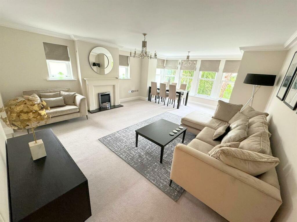 2 bedroom apartment for rent in The Village, Prestbury, SK10