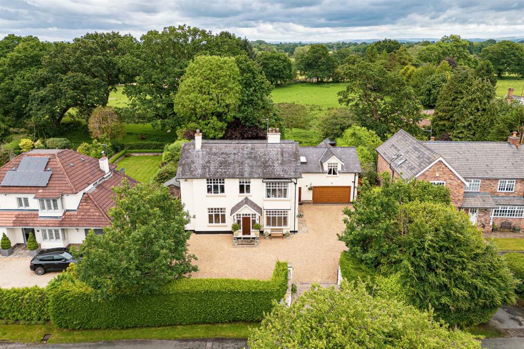 5 bedroom detached house for sale in Moss Road, Alderley Edge, SK9