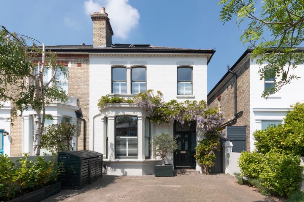Main image of property: Castelnau, London