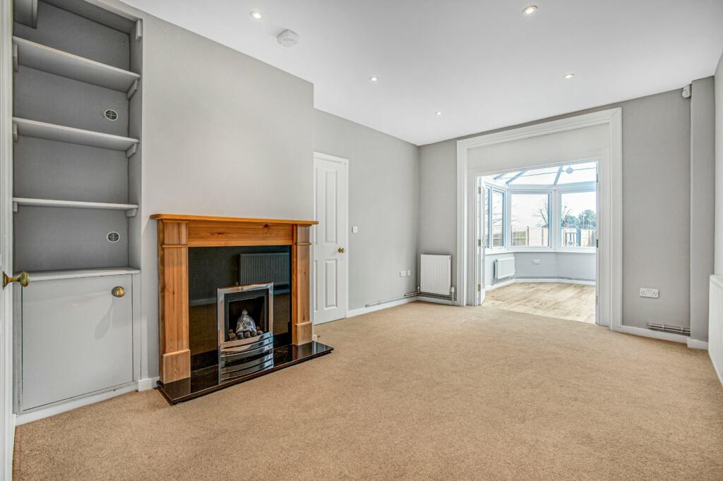 3 bedroom detached house for rent in Hampton Court Road, East Molesey