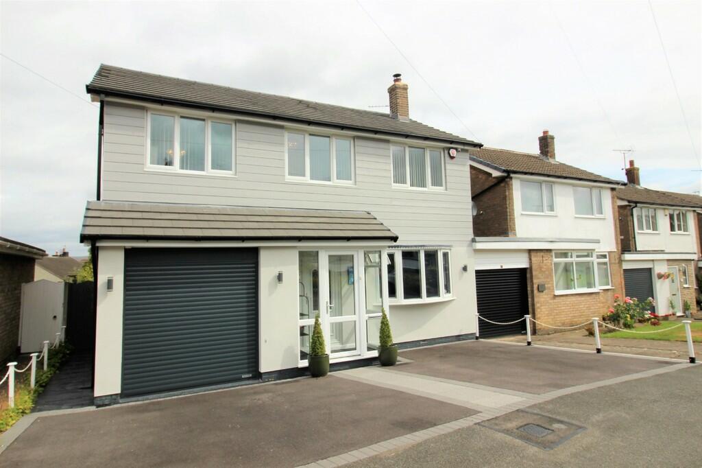 4 bedroom detached house for sale in Tarnside Fold, Simmondley