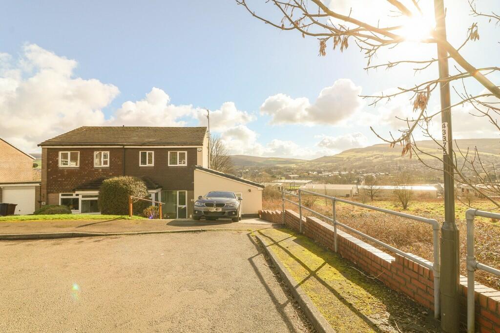 3 bedroom semidetached house for sale in Birchside Avenue, Spire