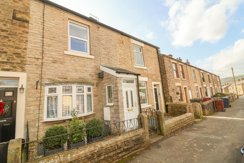 3 bedroom terraced house for sale in Hadfield Road, Hadfield, Glossop, SK13