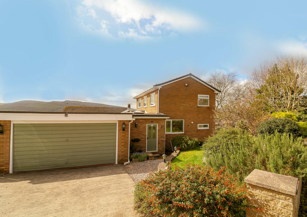 3 bedroom detached house for sale in Bowden Road, The Heath, Glossop, SK13