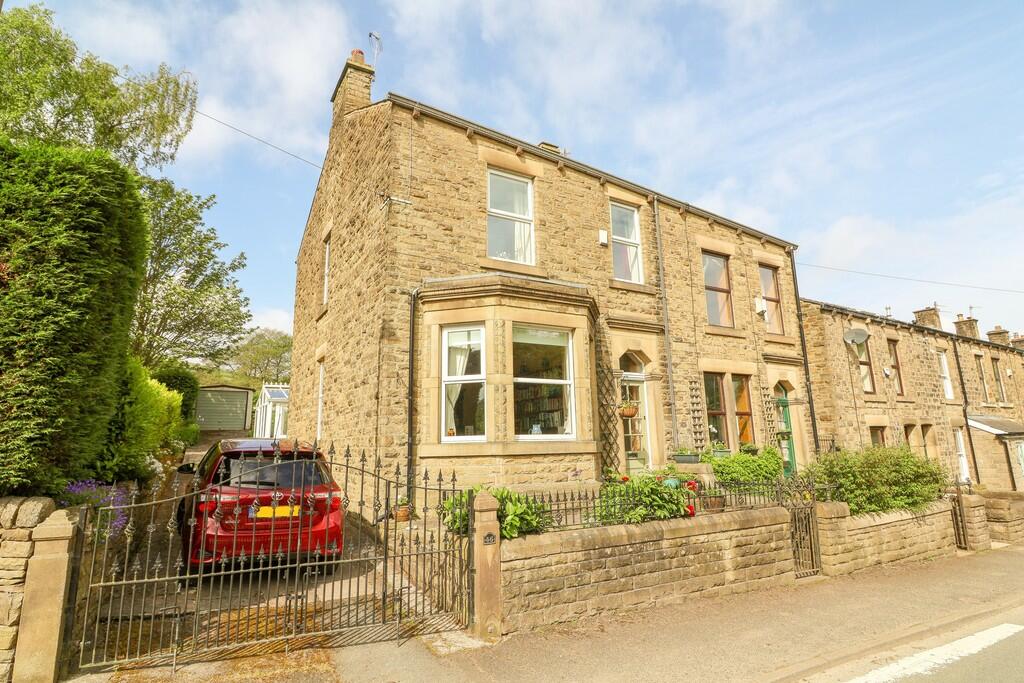 4 bedroom semidetached house for sale in Turnlee Road, Glossop, SK13
