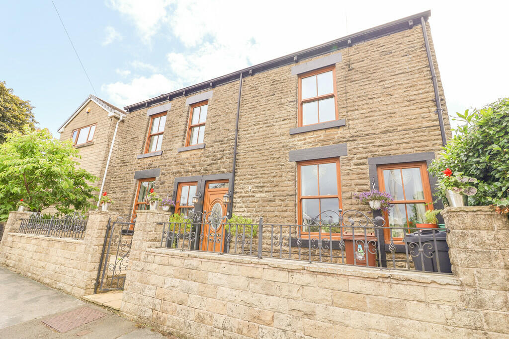 4 bedroom detached house for sale in Bute Street, Old Glossop, Glossop
