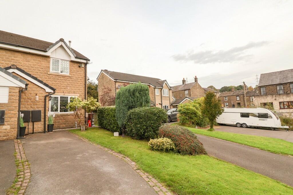 2 bedroom end of terrace house for sale in Highbank, Tintwistle