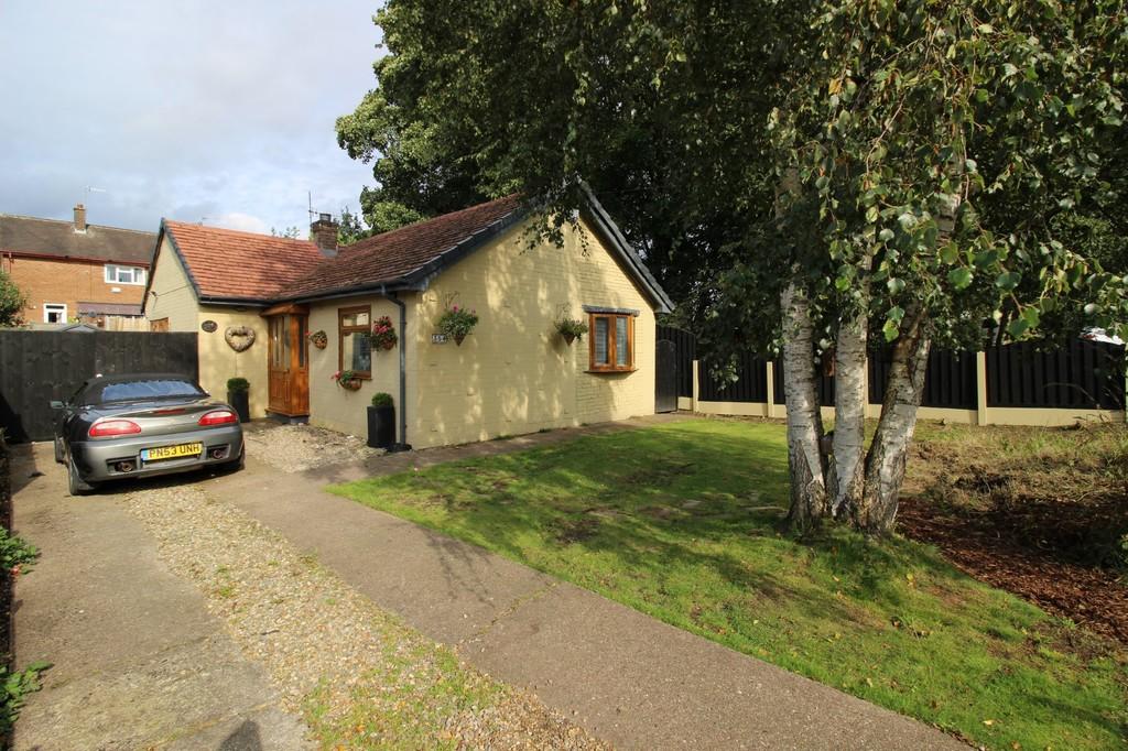 2 bedroom detached bungalow for sale in Hadfield Road, Hadfield, Glossop , SK13