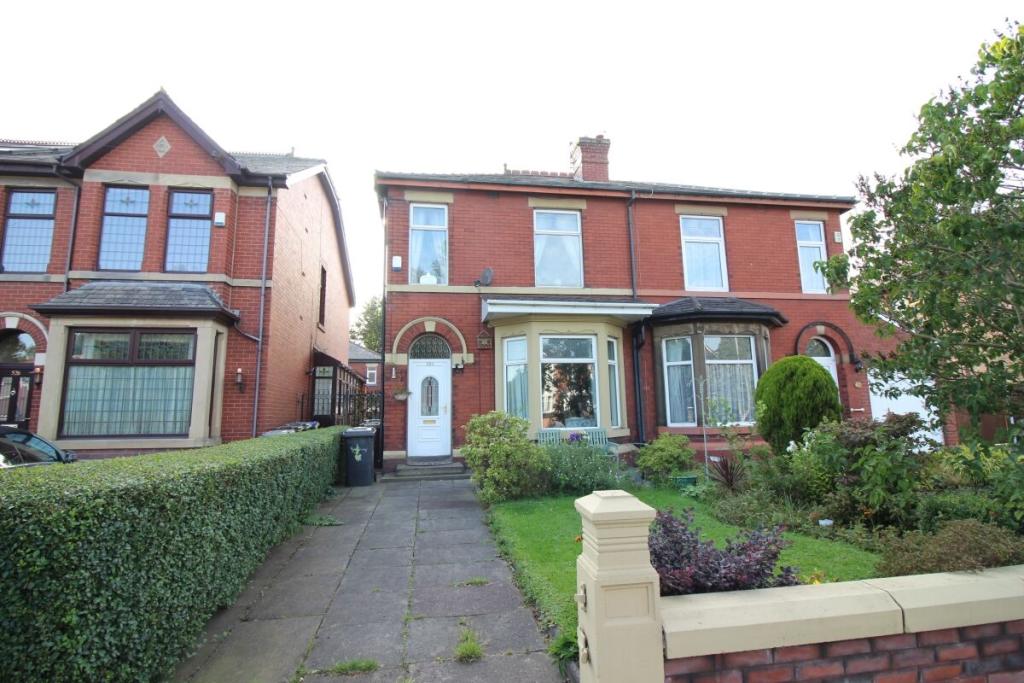 3 bedroom semidetached house for sale in Manchester Road, Bury, BL9