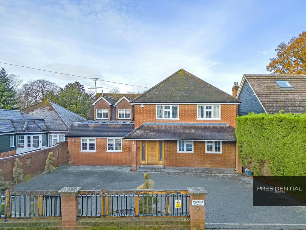 5 bedroom detached house for sale in Baldwins Hill, Loughton, IG10