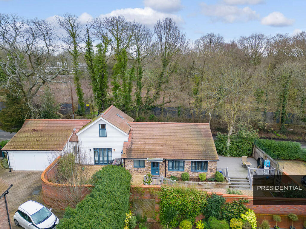 Main image of property: Lingmere Close, Chigwell, IG7