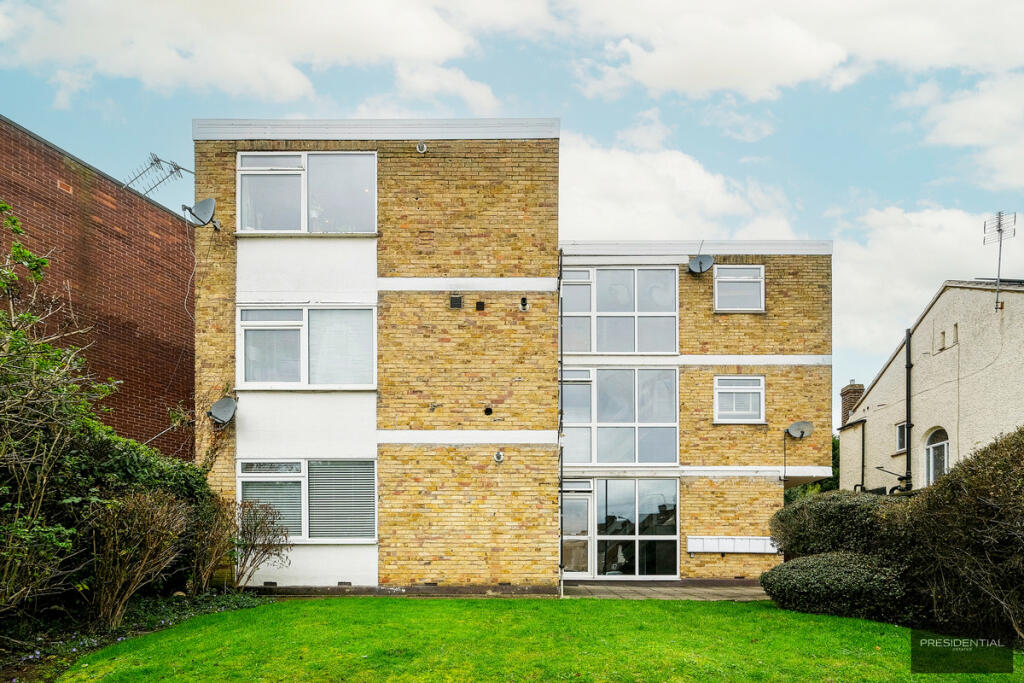 2 bedroom apartment for sale in Beresford Road, Chingford, E4