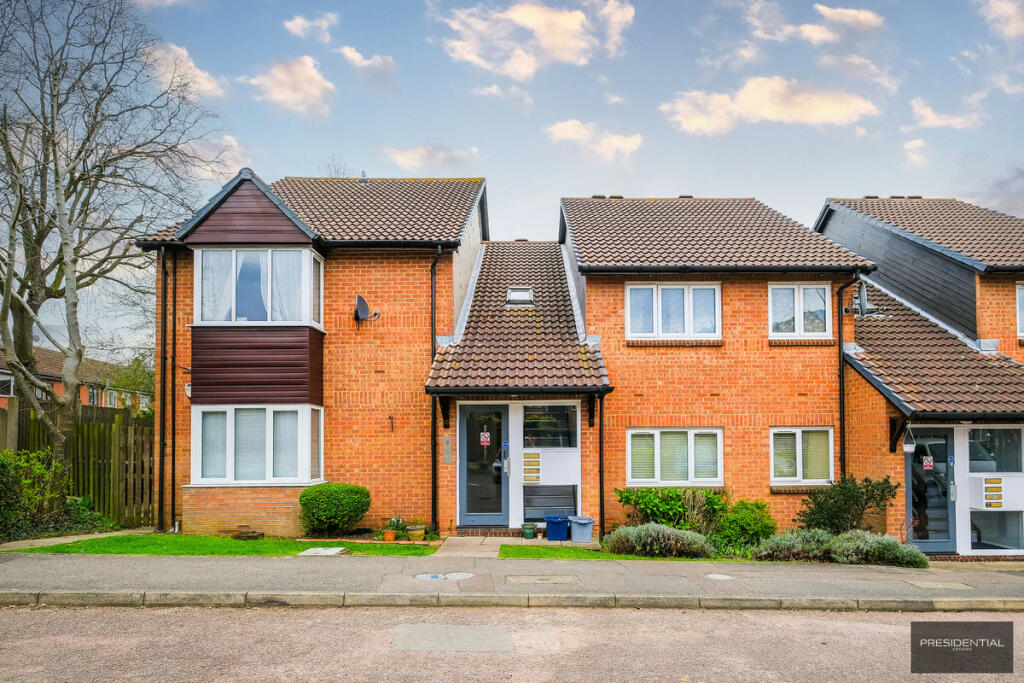 Studio flat for sale in Hereward Green, Loughton, IG10