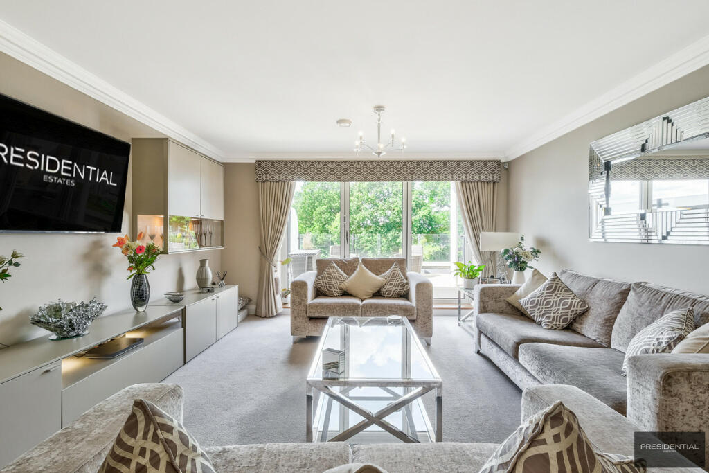 2 bedroom apartment for sale in Manor Road, Chigwell, IG7