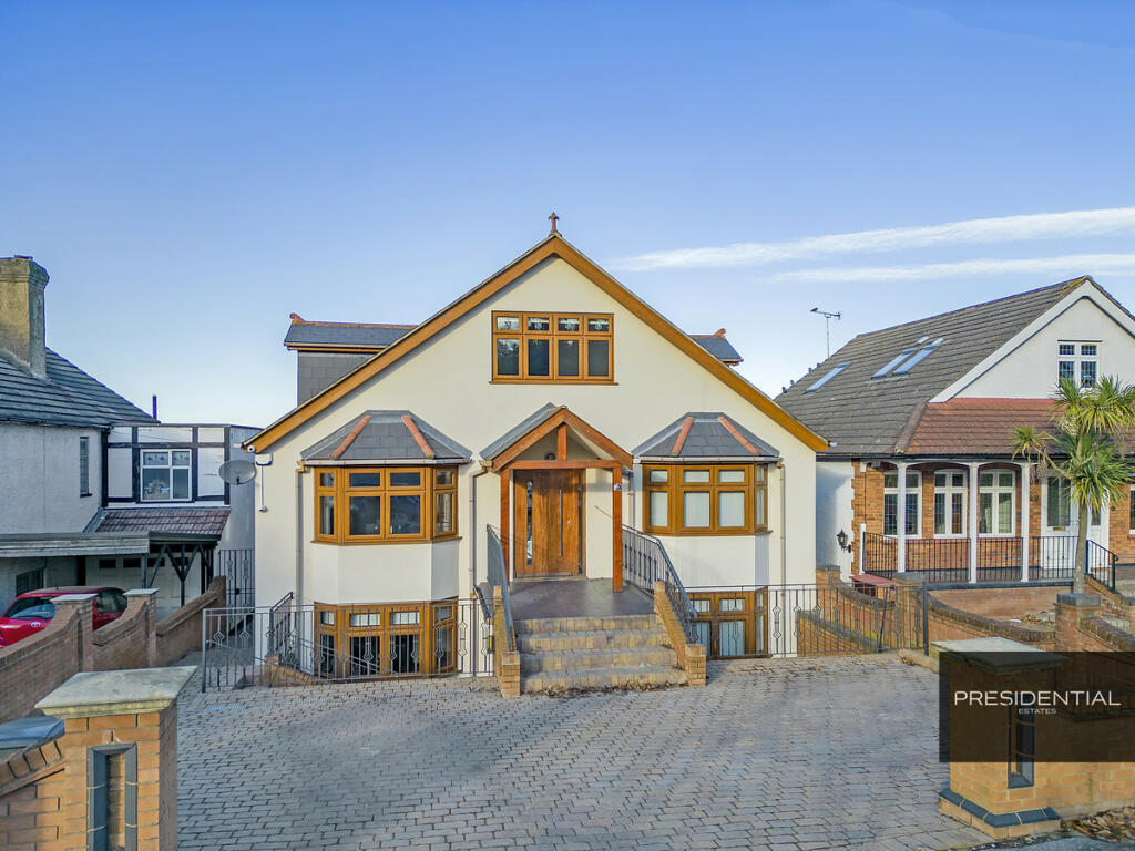 7 bedroom detached bungalow for sale in Manor Road, Chigwell, IG7