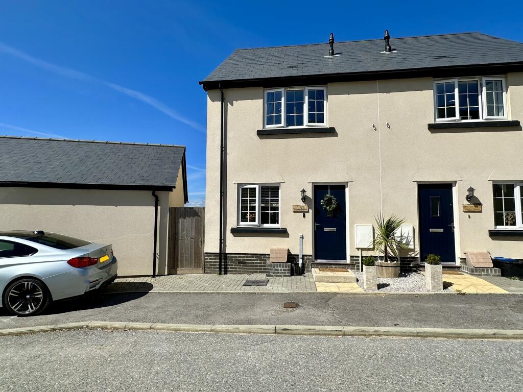 2 bedroom semidetached house for sale in Spinners Square, Chudleigh, TQ13