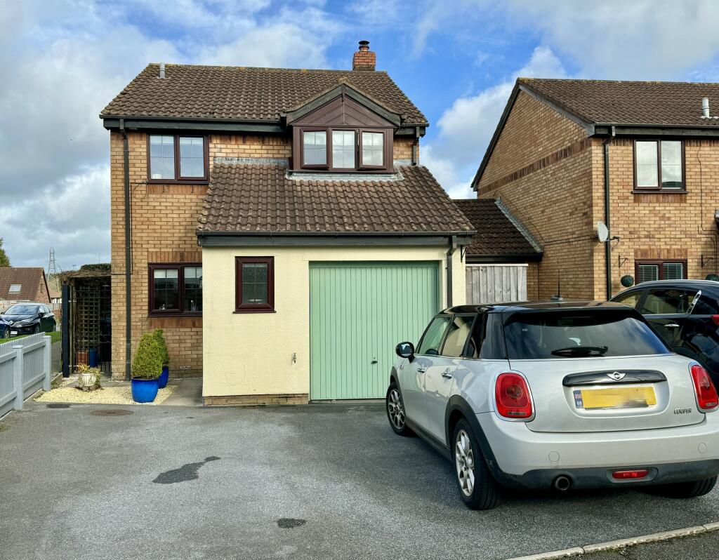 4 bedroom detached house for sale in Belmont Close, Kingsteignton, TQ12