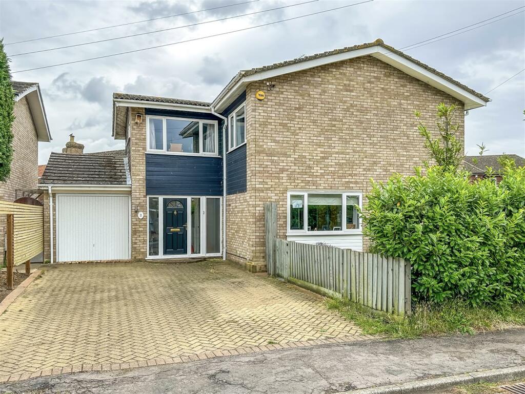 4 bedroom detached house for sale in High Street, Oakington, Cambridge