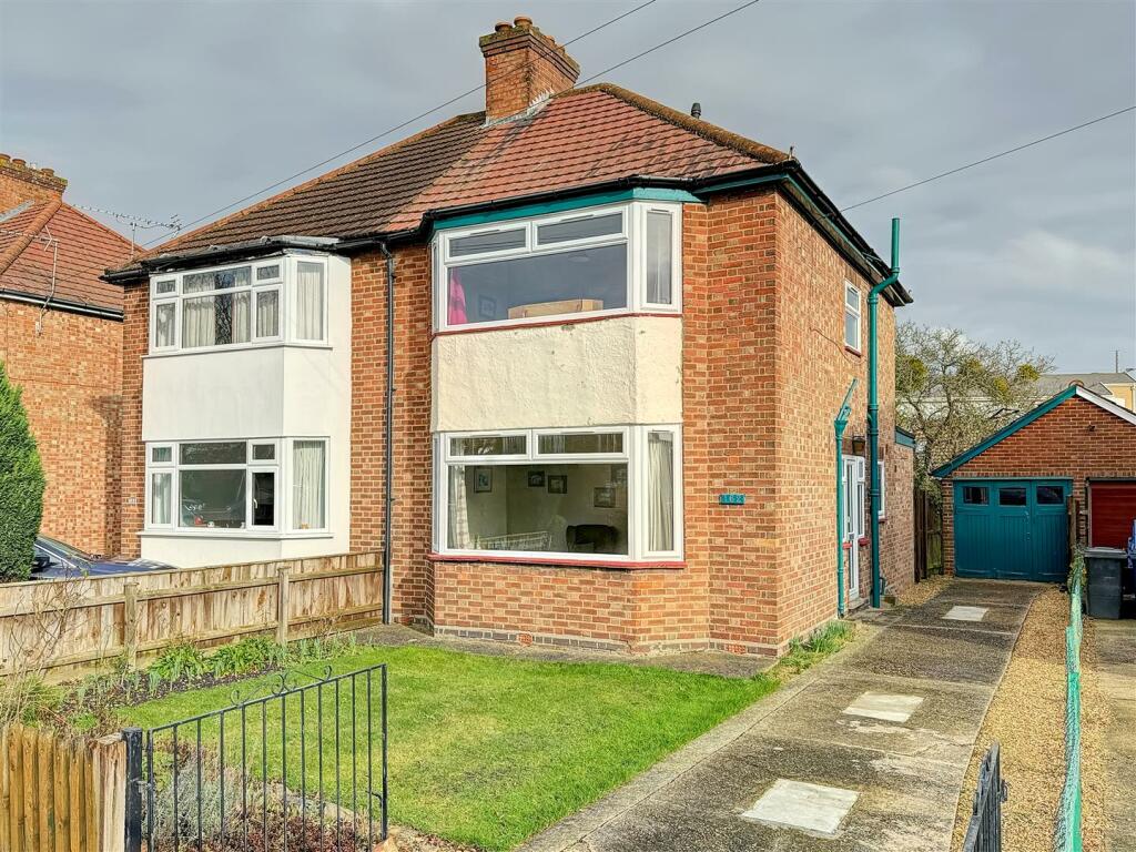 3 bedroom semidetached house for sale in Kings Hedges Road, Cambridge, CB4