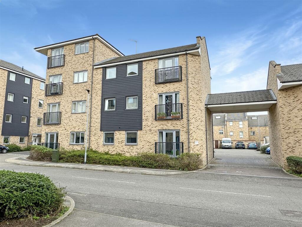 2 bedroom apartment for sale in Gladeside, Cambridge, CB4
