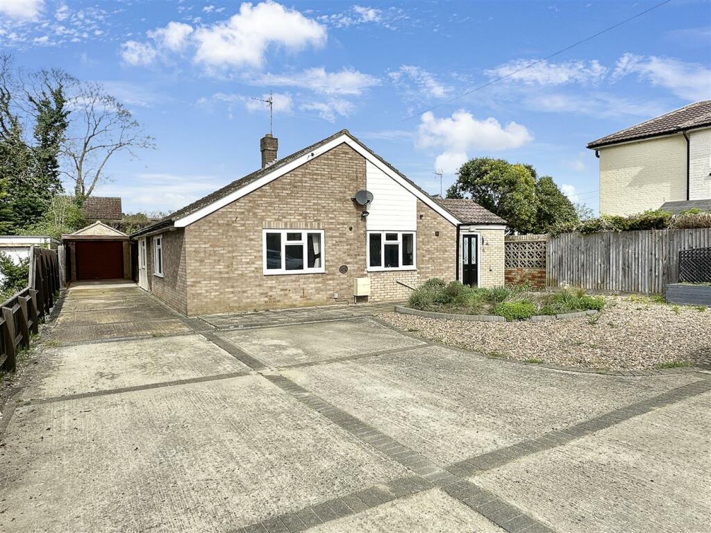 3 bedroom detached bungalow for sale in St. Michaels Lane, Longstanton