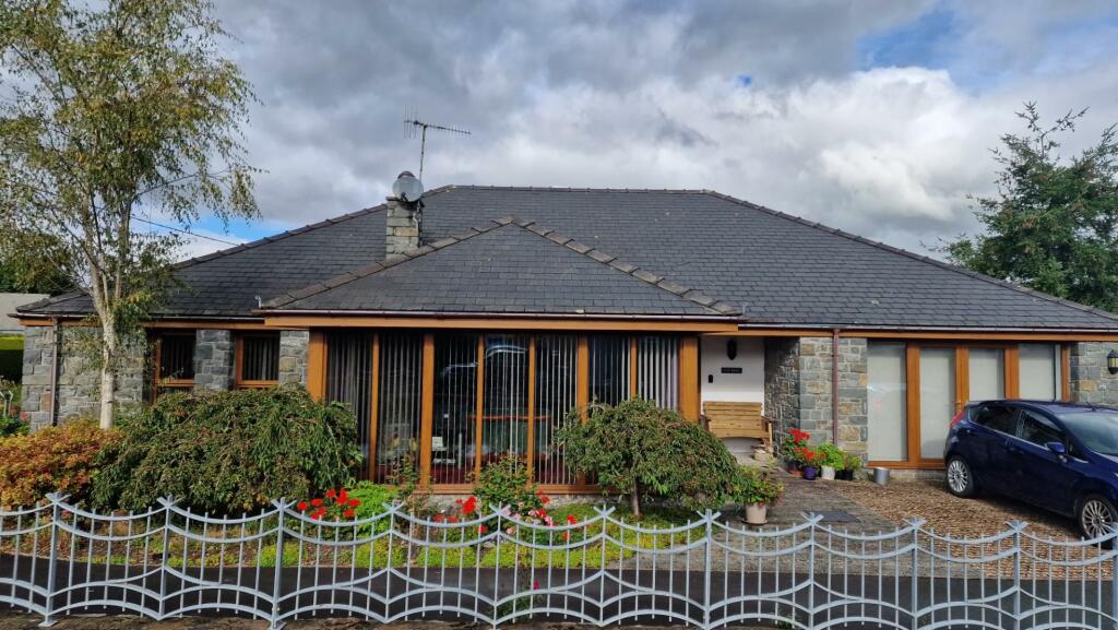 4 bedroom detached bungalow for sale in Llanuwchllyn, Bala, LL23