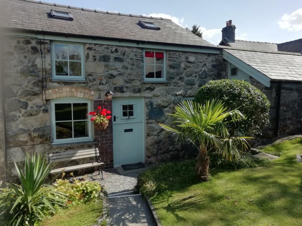 Main image of property: Llanuwchllyn