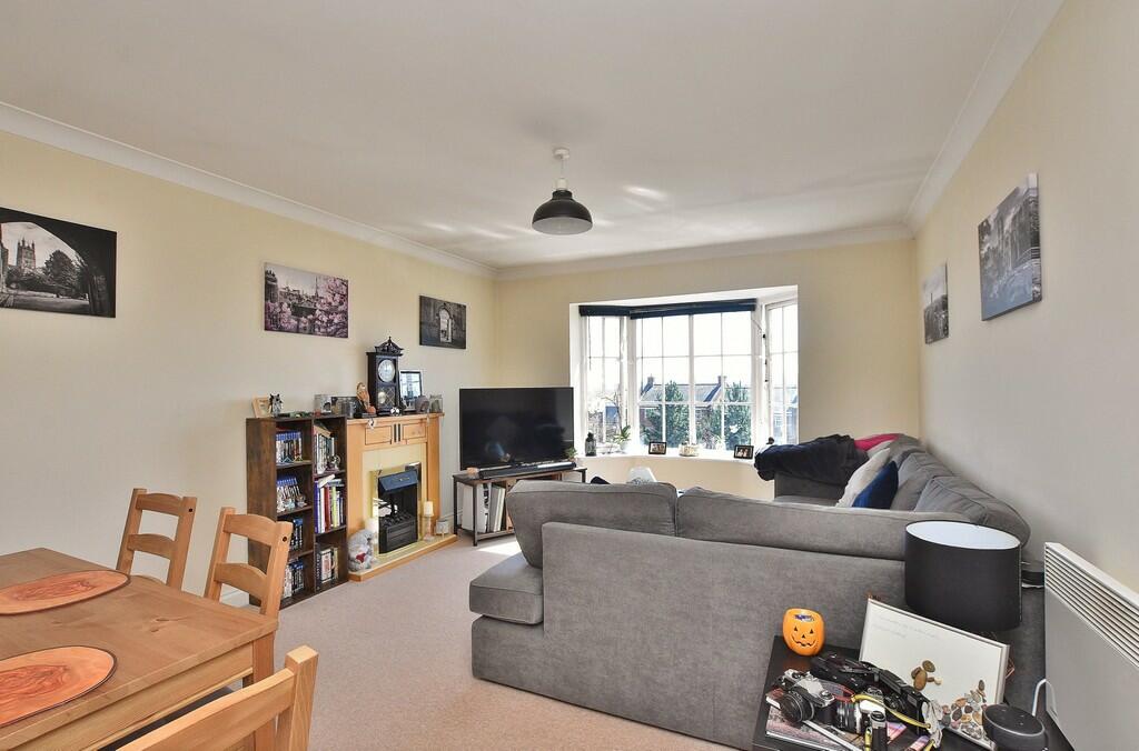 2 bedroom flat for sale in Farnborough Drive, Daventry, NN11