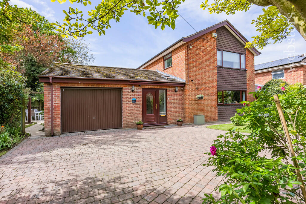 4 bedroom detached house for sale in St. Johns Close, Hethersett NR9