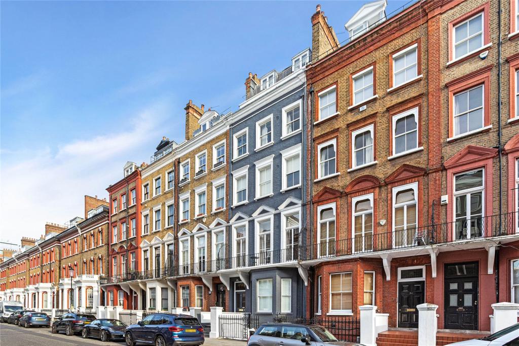 Studio apartment for sale in Roland Gardens, South Kensington, London, SW7