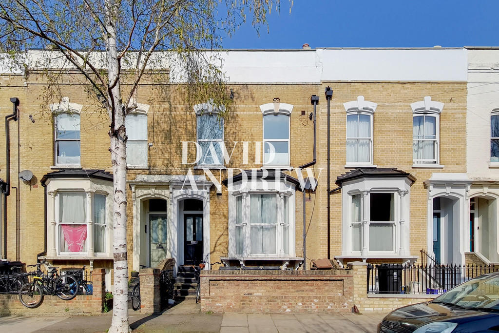 3 bedroom apartment for rent in Narford Road E5 8RJ, E5
