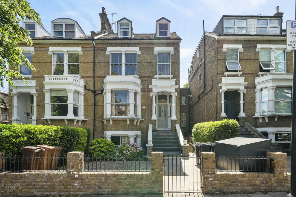 2 bedroom apartment for sale in Queens Drive, N4 2BB, N4