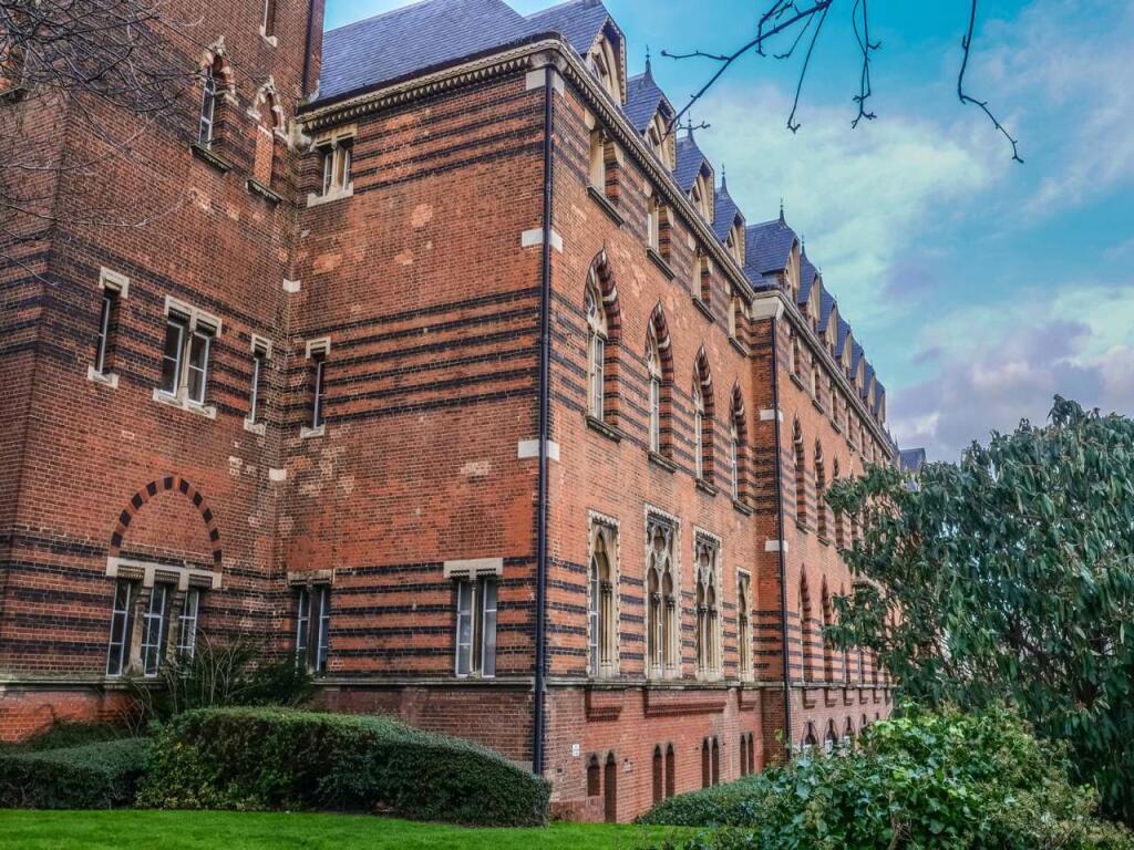 1 bedroom flat for sale in Clock Court, Victory Road, Wanstead, E11