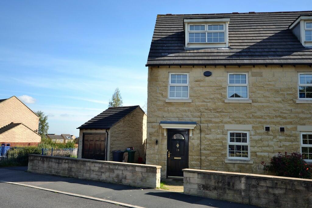 3 bedroom semidetached house for rent in Robin Hood Road, Ferndale, HD2