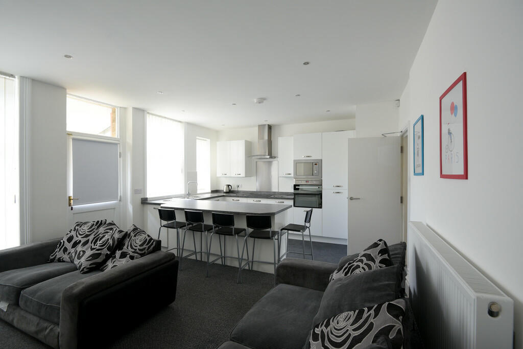 5 bedroom terraced house for rent in Somerset Road, Almondbury, HD5