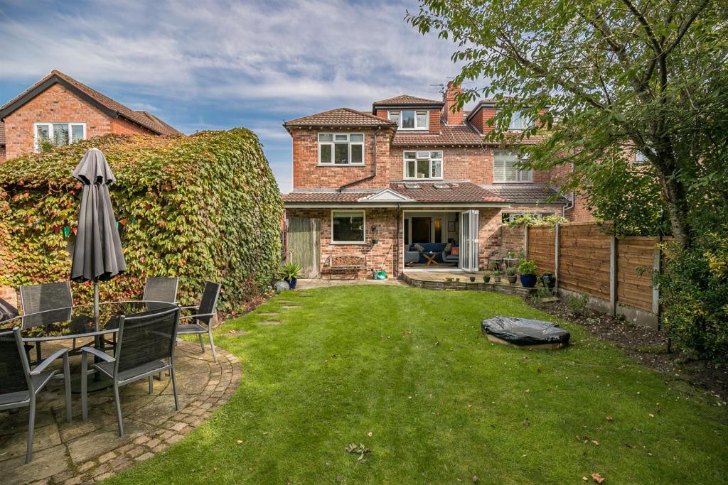 5 bedroom semidetached house for sale in Framingham Road, Sale, M33