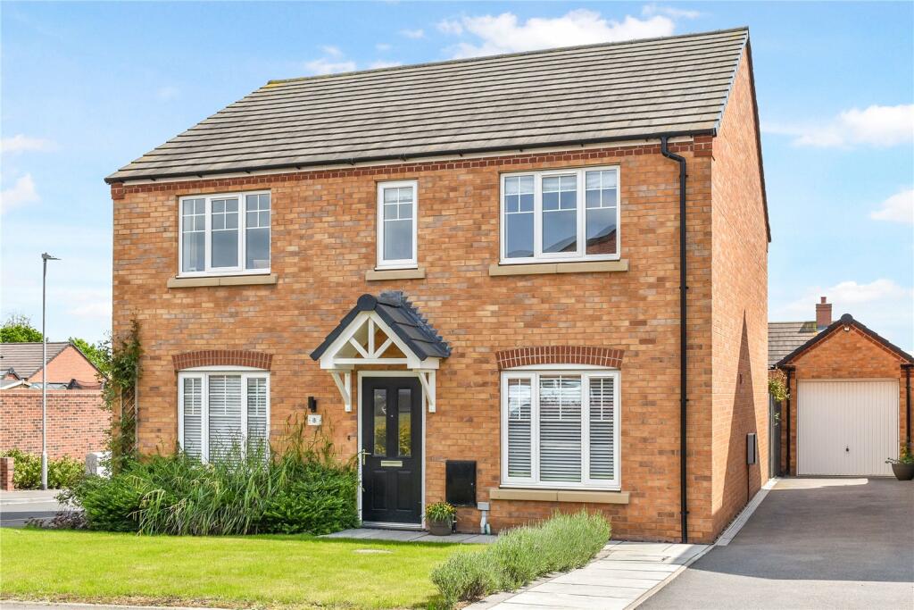 4 bedroom detached house for sale in Bluebell Close, Droitwich Spa