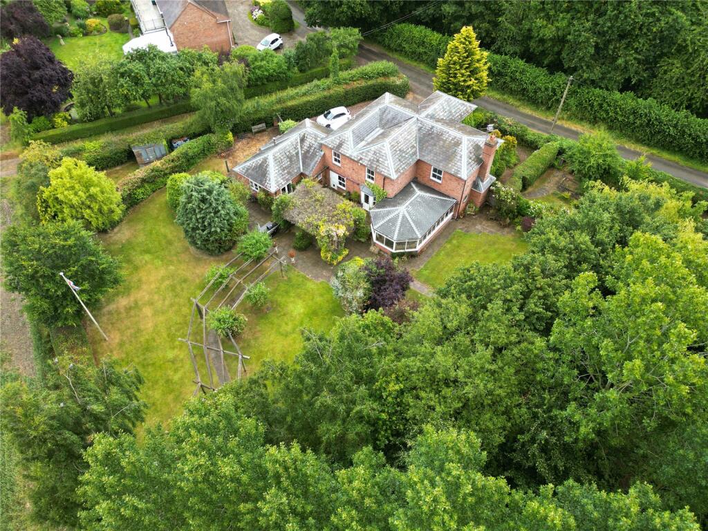 4 bedroom detached house for sale in Ladywood, Droitwich Spa