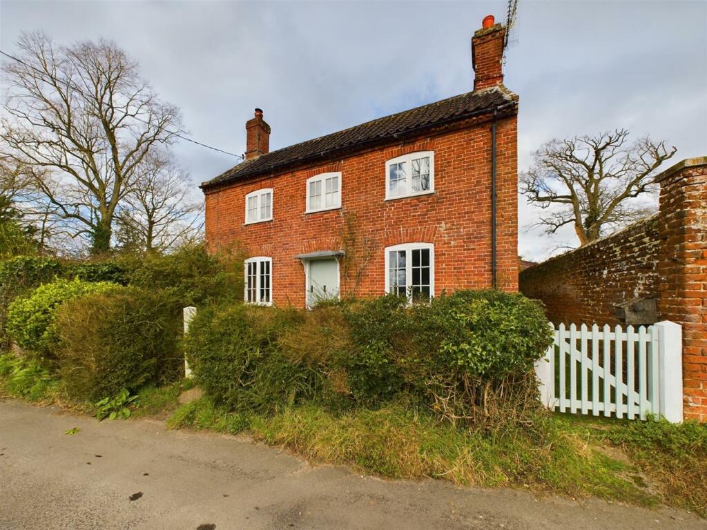 3 bedroom detached house for sale in The Moor, Reepham, Norwich, NR10