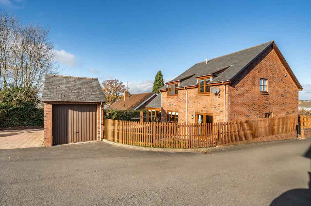 4 bedroom detached house for sale in Poplar Road, Clehonger, Hereford, HR2