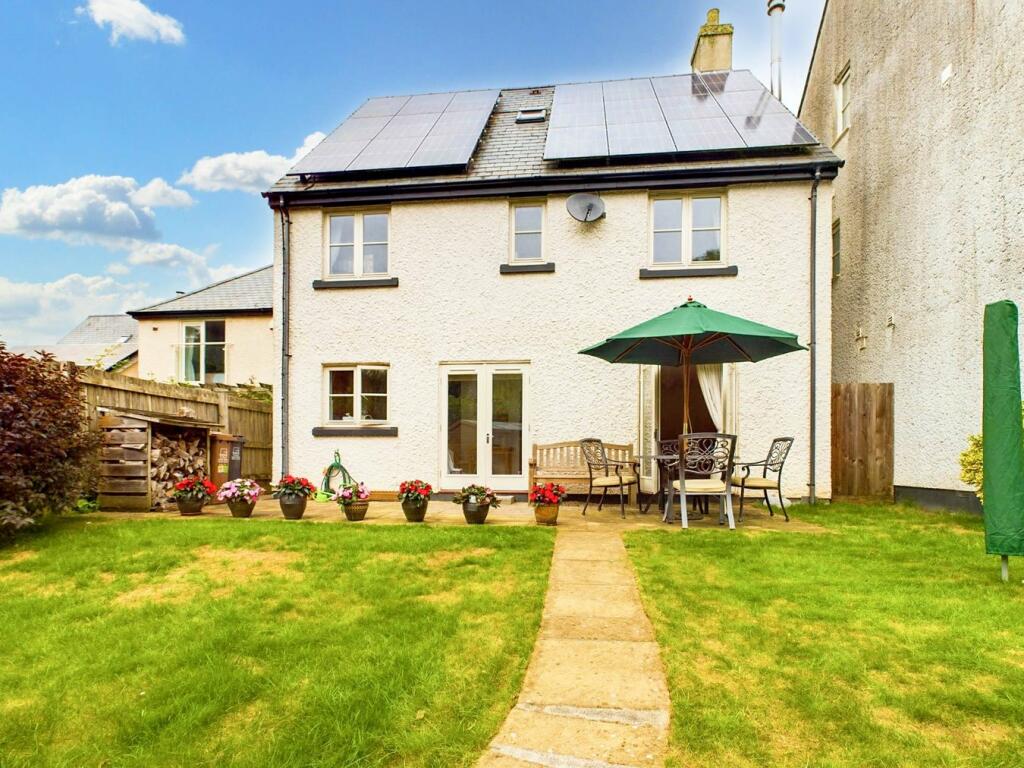 5 bedroom detached house for sale in Helmers Way, Chillington