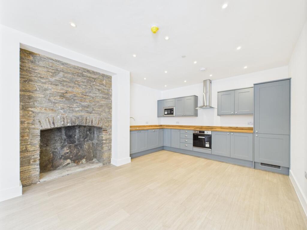 Main image of property: 93 Fore Street, Kingsbridge