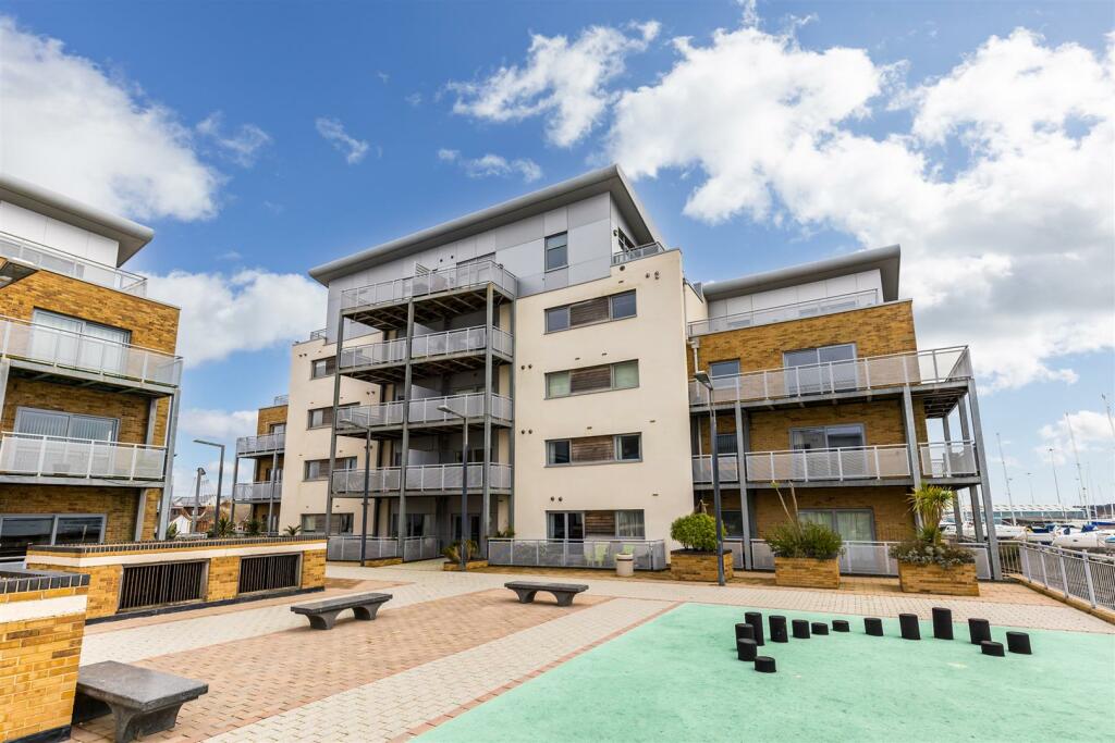 3 bedroom penthouse for sale in Stone Close, Poole, BH15