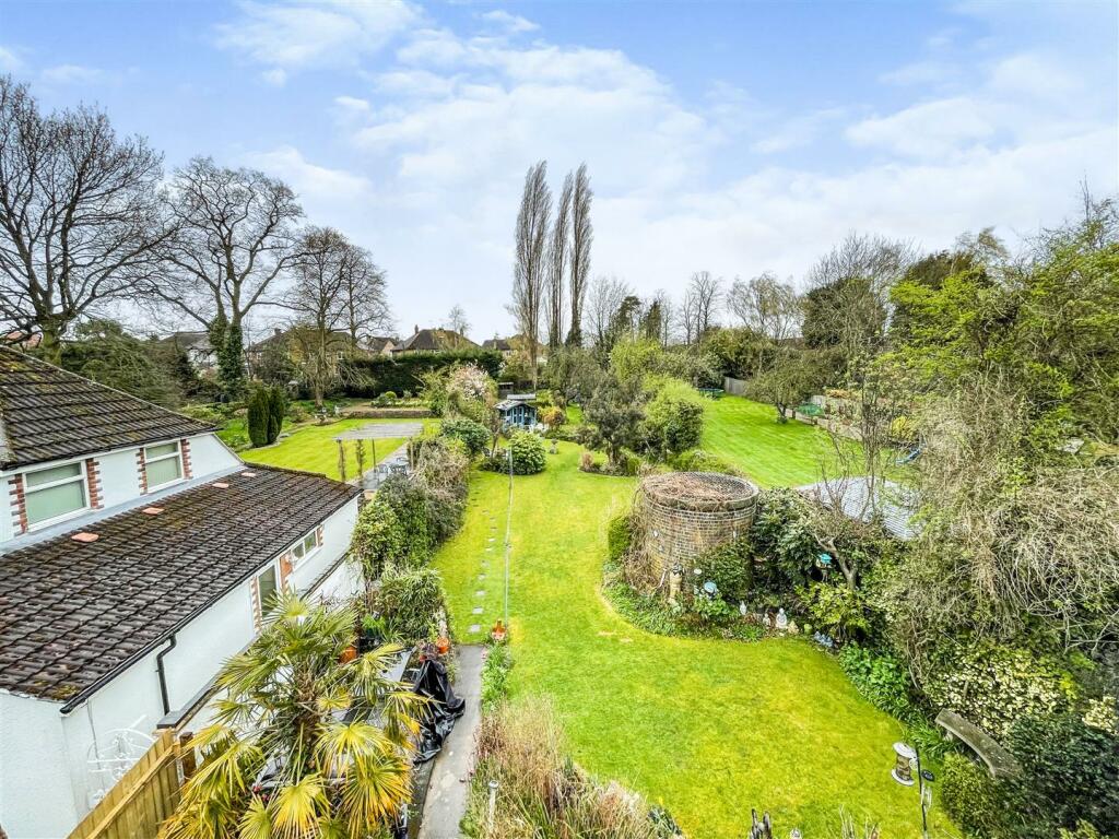 5 bedroom detached house for sale in Fairefield Crescent, Glenfield