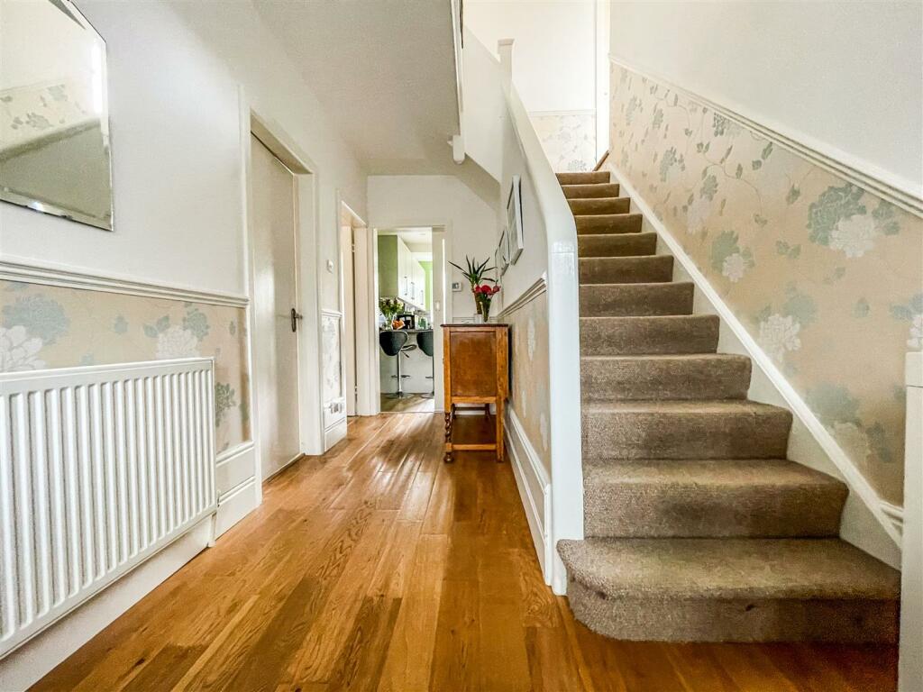 5 bedroom detached house for sale in Fairefield Crescent, Glenfield