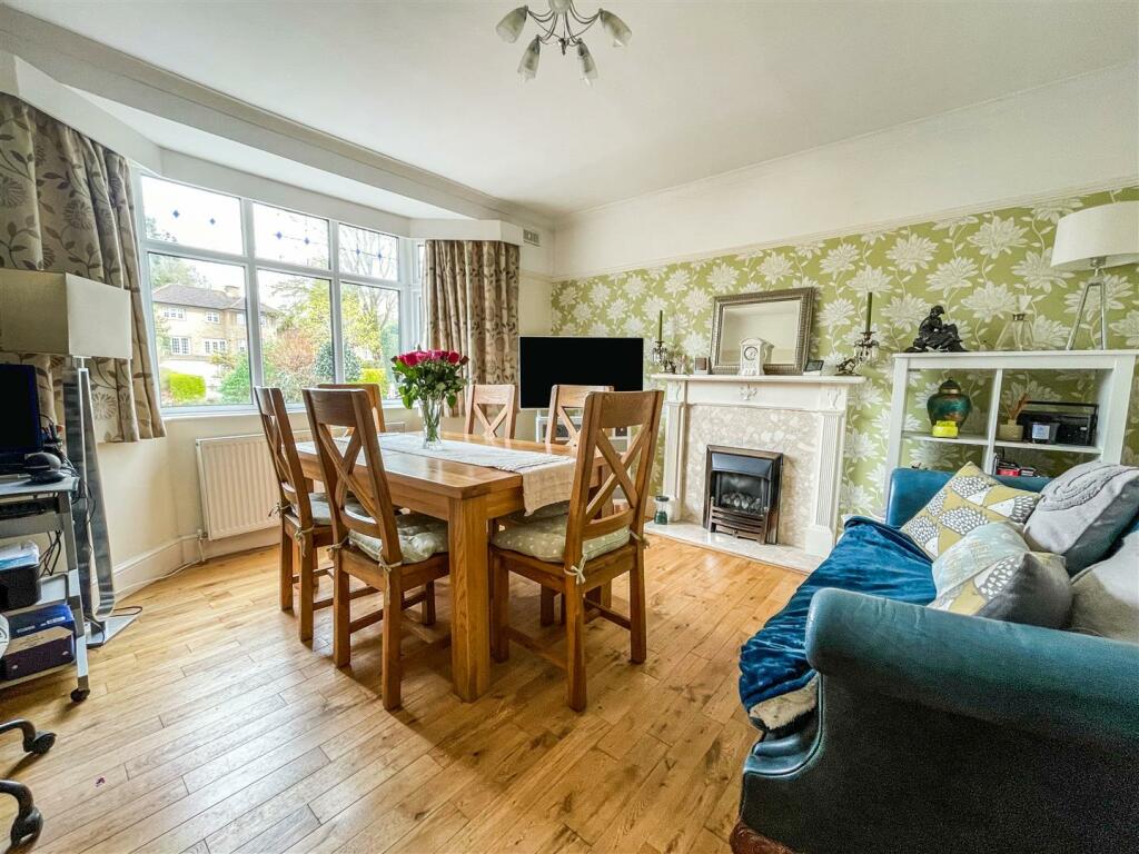 5 bedroom detached house for sale in Fairefield Crescent, Glenfield