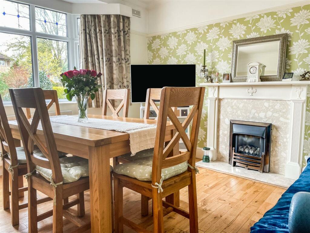 5 bedroom detached house for sale in Fairefield Crescent, Glenfield