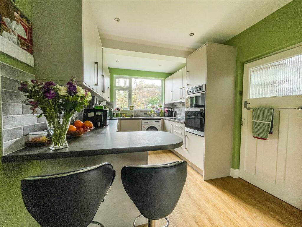 5 bedroom detached house for sale in Fairefield Crescent, Glenfield