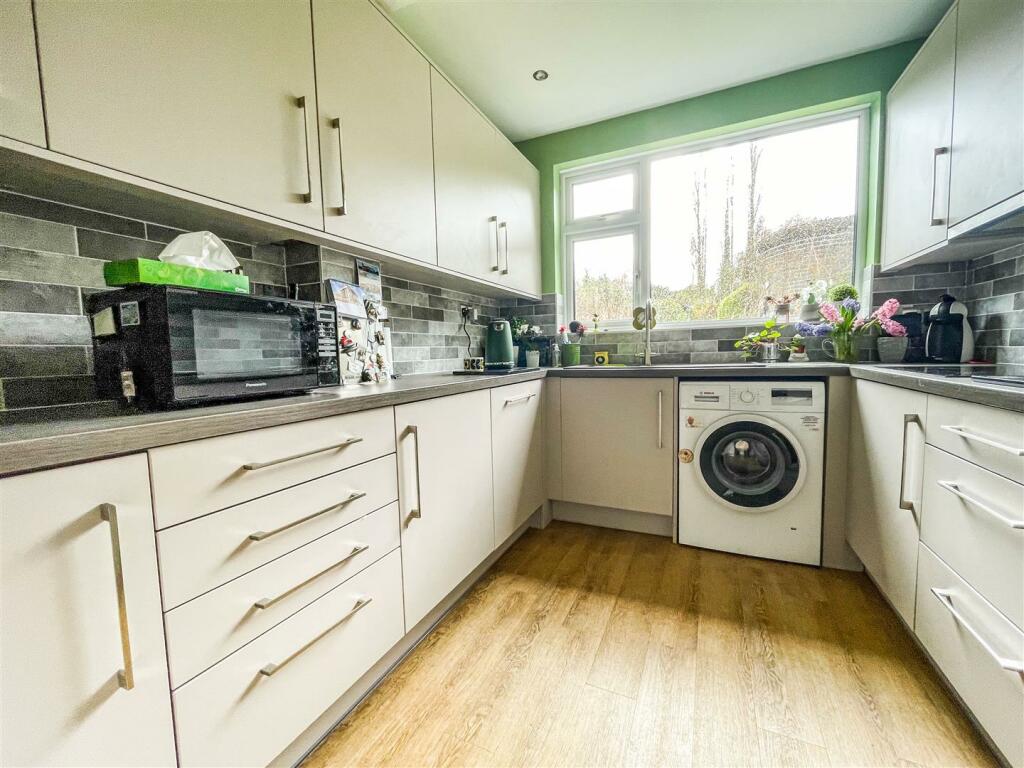 5 bedroom detached house for sale in Fairefield Crescent, Glenfield